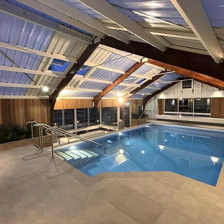 Tasman Holiday Parks - כרייסטצ'רץ' מראה חיצוני תמונה The swimming pool at the hotel