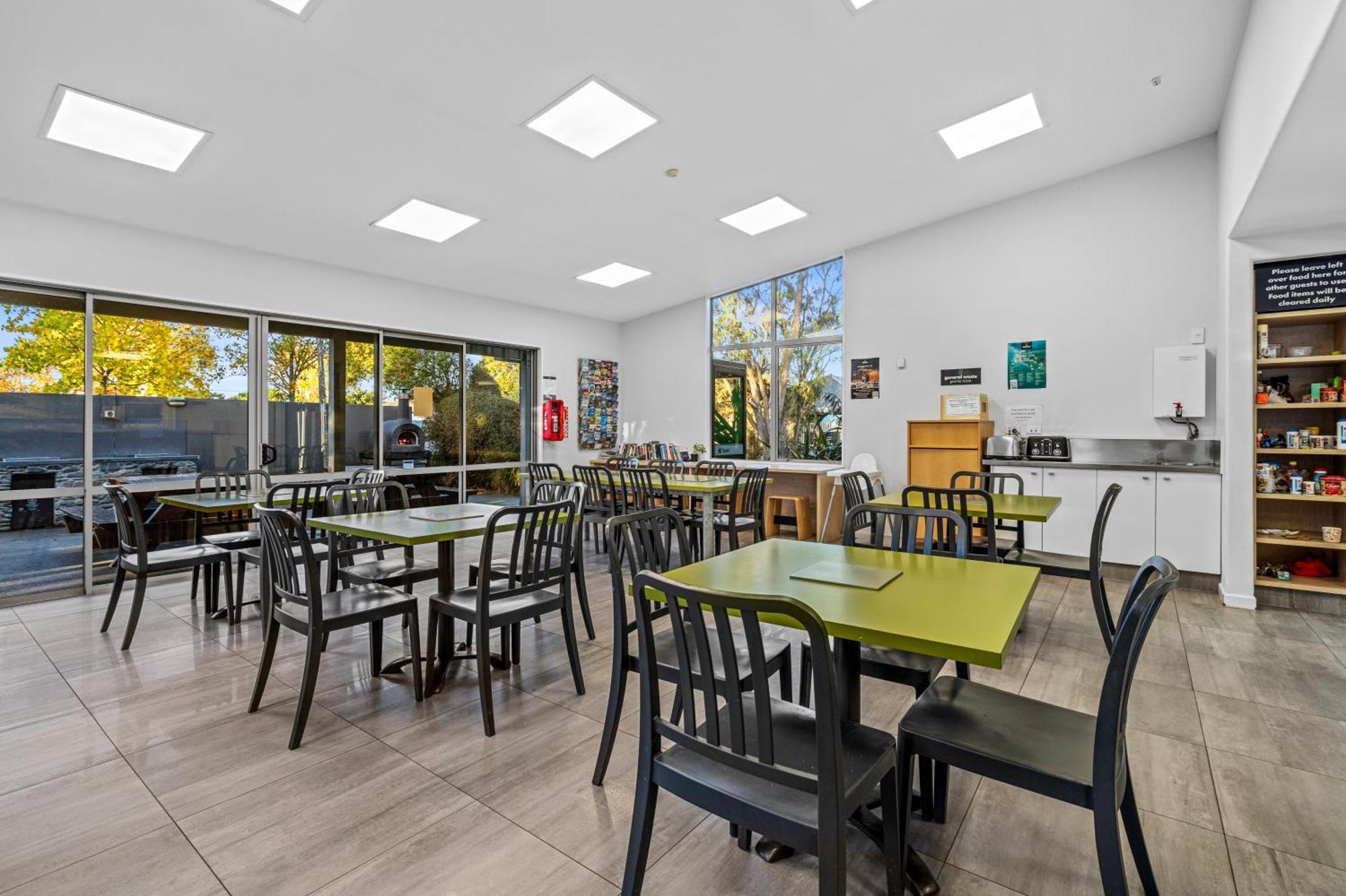 Tasman Holiday Parks - כרייסטצ'רץ' מראה חיצוני תמונה The dining room at the hostel