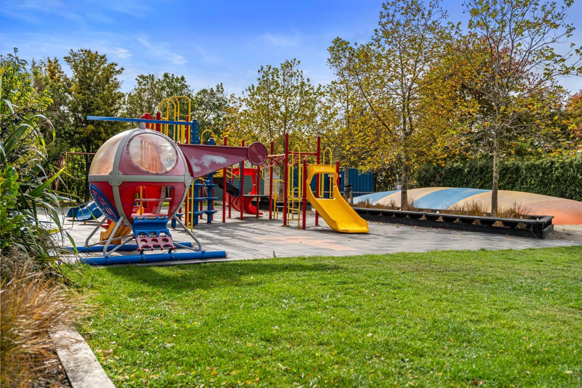 Tasman Holiday Parks - כרייסטצ'רץ' מראה חיצוני תמונה Playground at the park