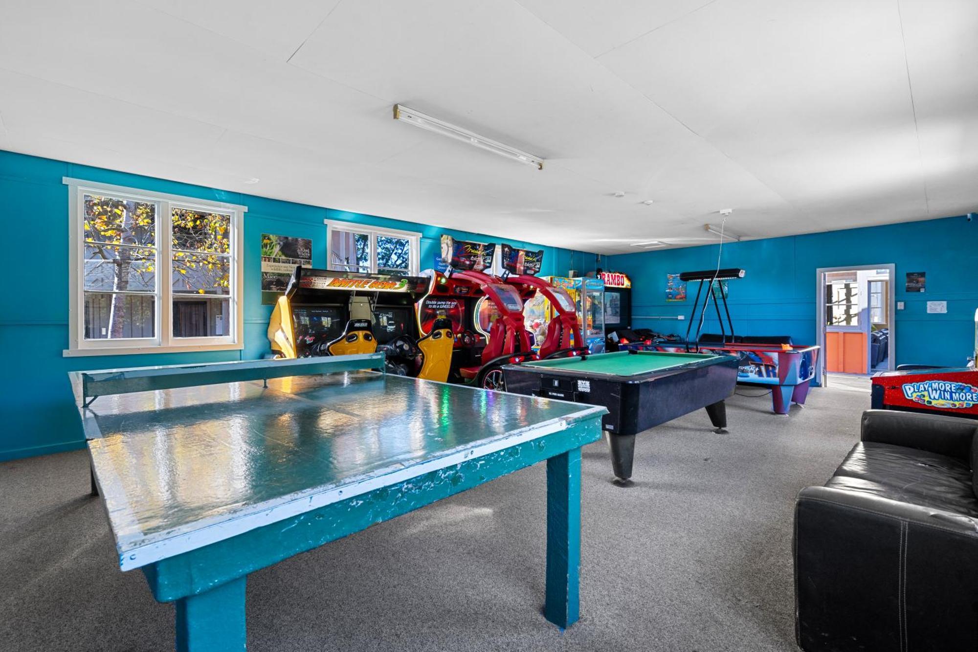 Tasman Holiday Parks - כרייסטצ'רץ' מראה חיצוני תמונה The games room at the centre