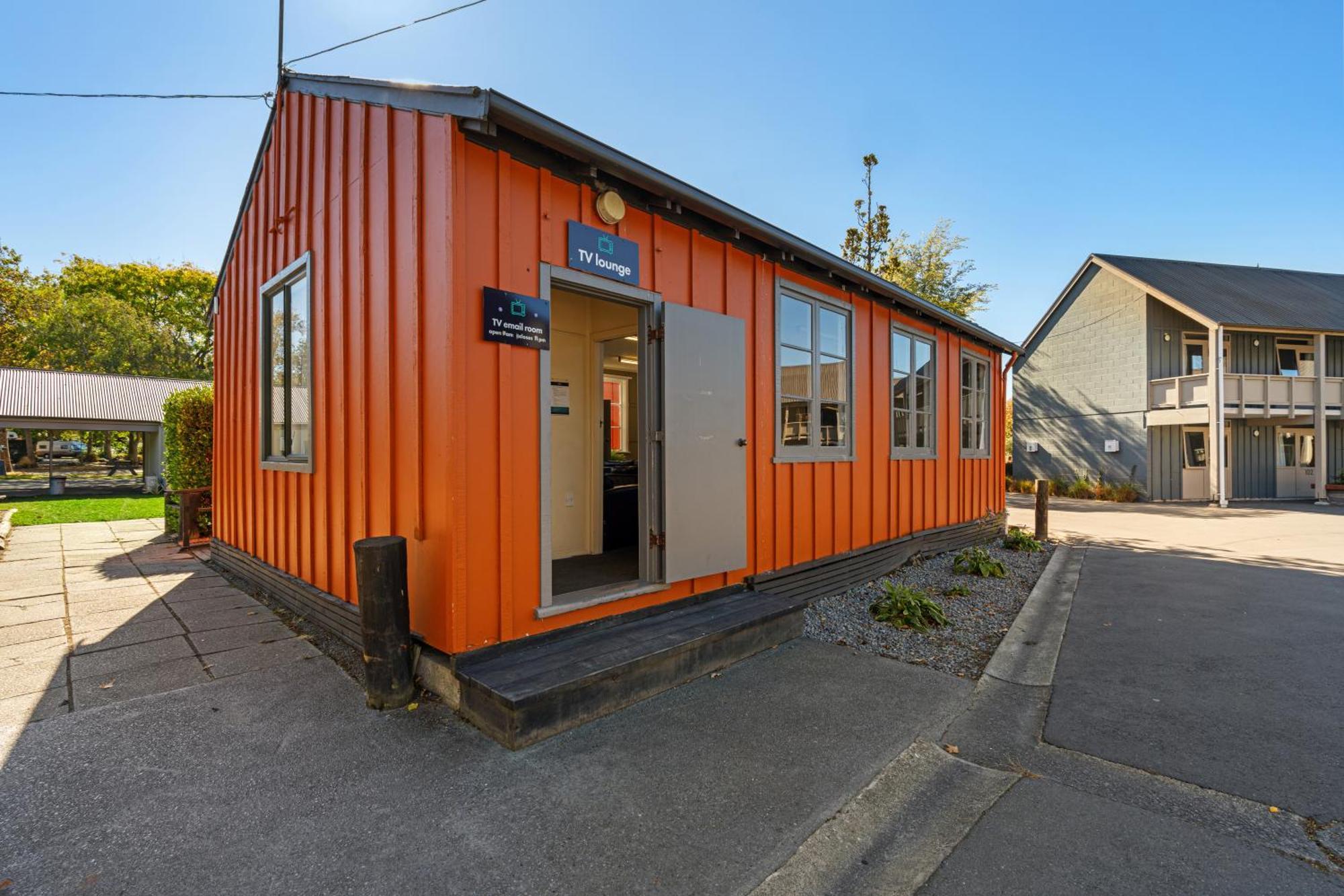Tasman Holiday Parks - כרייסטצ'רץ' מראה חיצוני תמונה The station building
