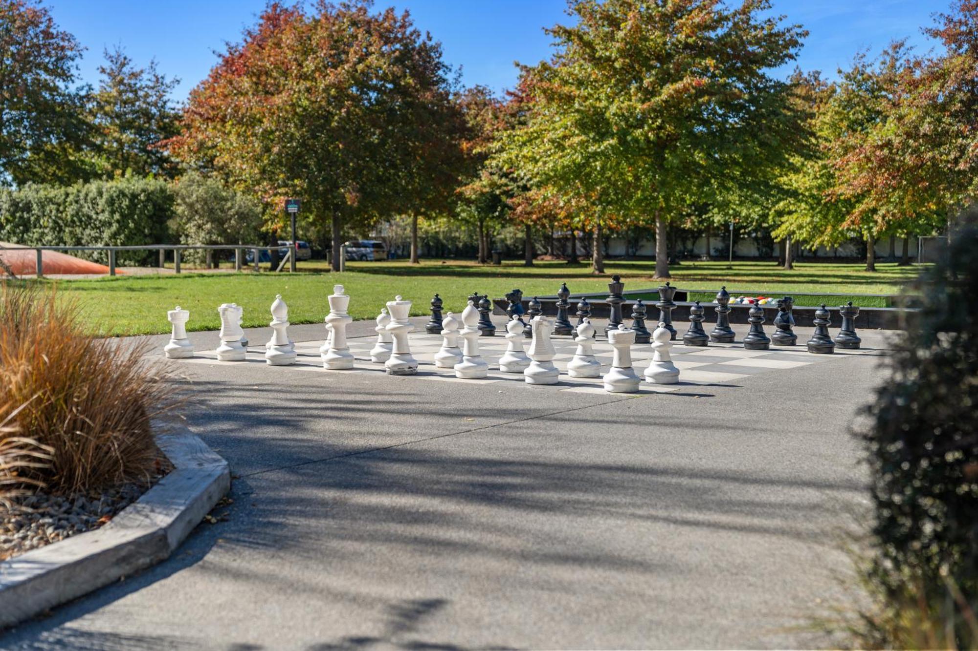 Tasman Holiday Parks - כרייסטצ'רץ' מראה חיצוני תמונה The giant chess set at the park
