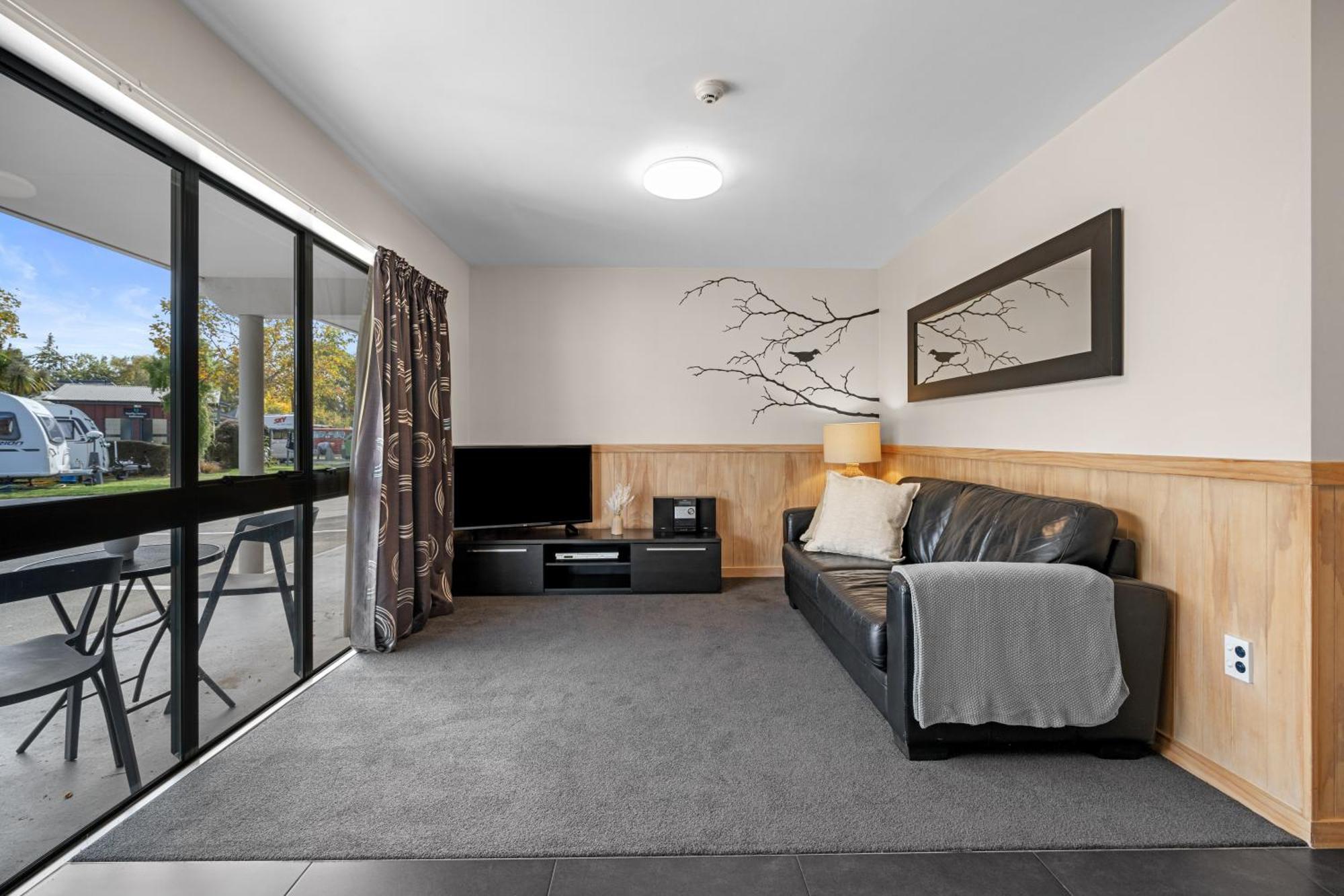 Tasman Holiday Parks - כרייסטצ'רץ' מראה חיצוני תמונה A living room in a typical apartment