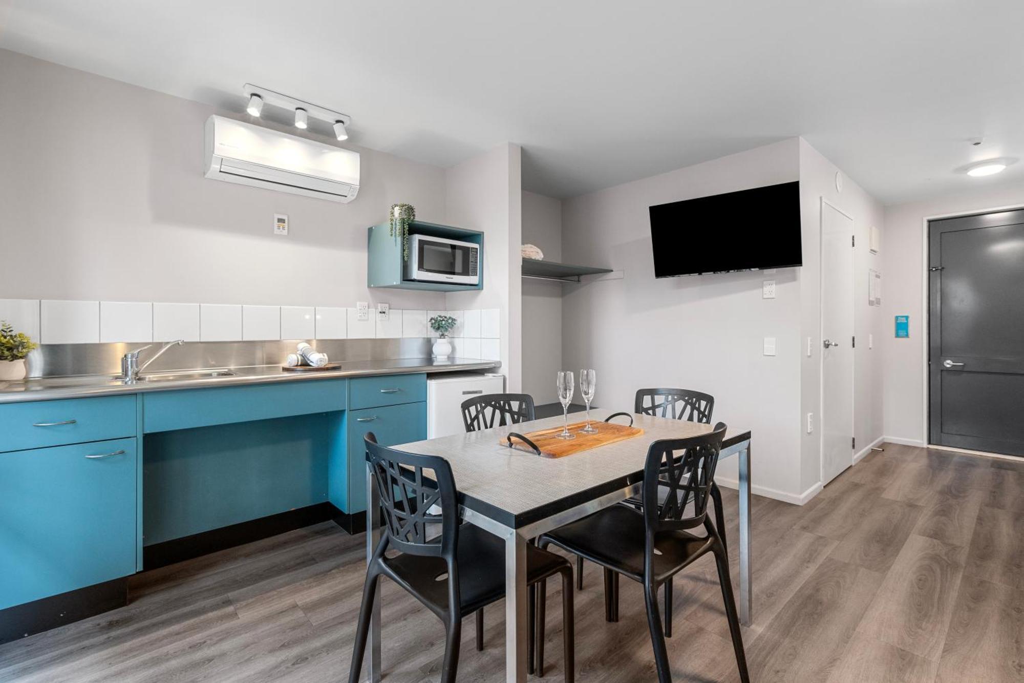 Tasman Holiday Parks - כרייסטצ'רץ' מראה חיצוני תמונה The kitchen and dining area of a typical apartment