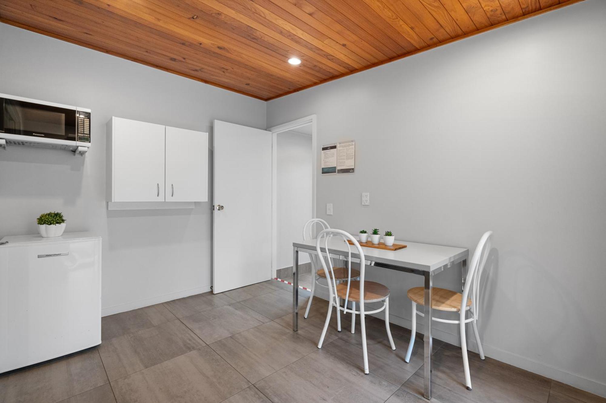 Tasman Holiday Parks - כרייסטצ'רץ' מראה חיצוני תמונה A kitchen in a student apartment