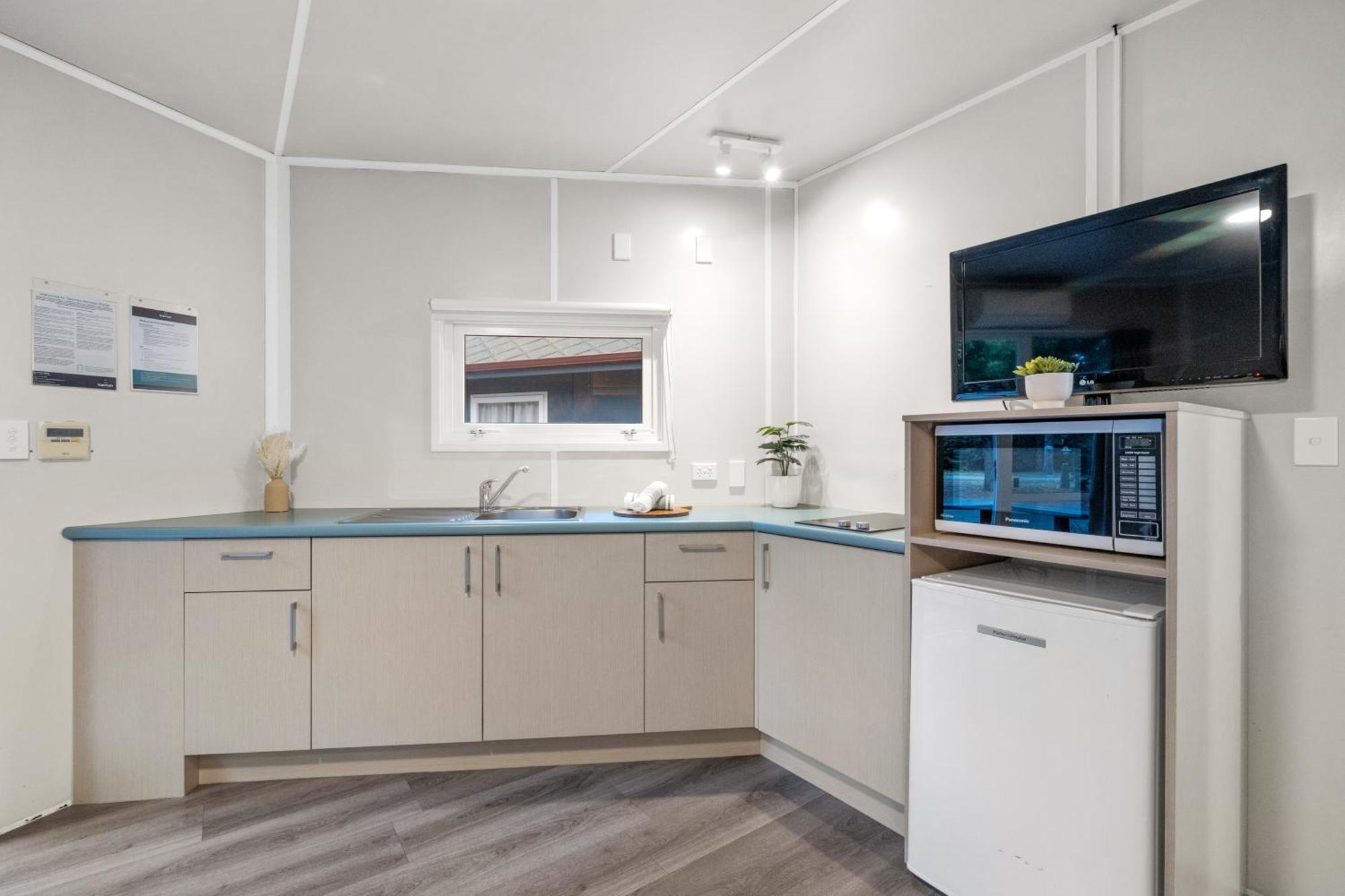 Tasman Holiday Parks - כרייסטצ'רץ' מראה חיצוני תמונה The kitchen of a one-bedroom apartment at the hospital