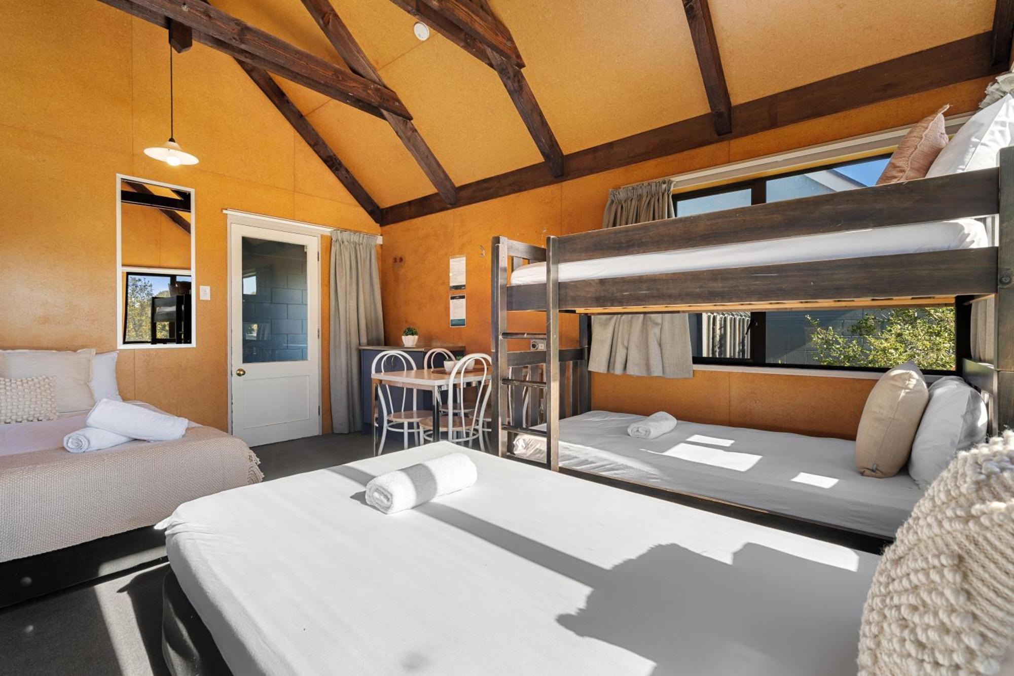 Tasman Holiday Parks - כרייסטצ'רץ' מראה חיצוני תמונה A typical interior of a bach