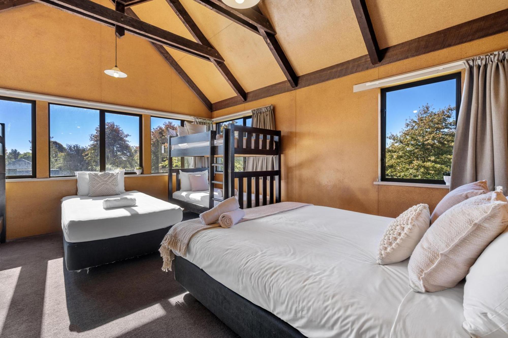 Tasman Holiday Parks - כרייסטצ'רץ' מראה חיצוני תמונה The interior of a bedroom at the lodge