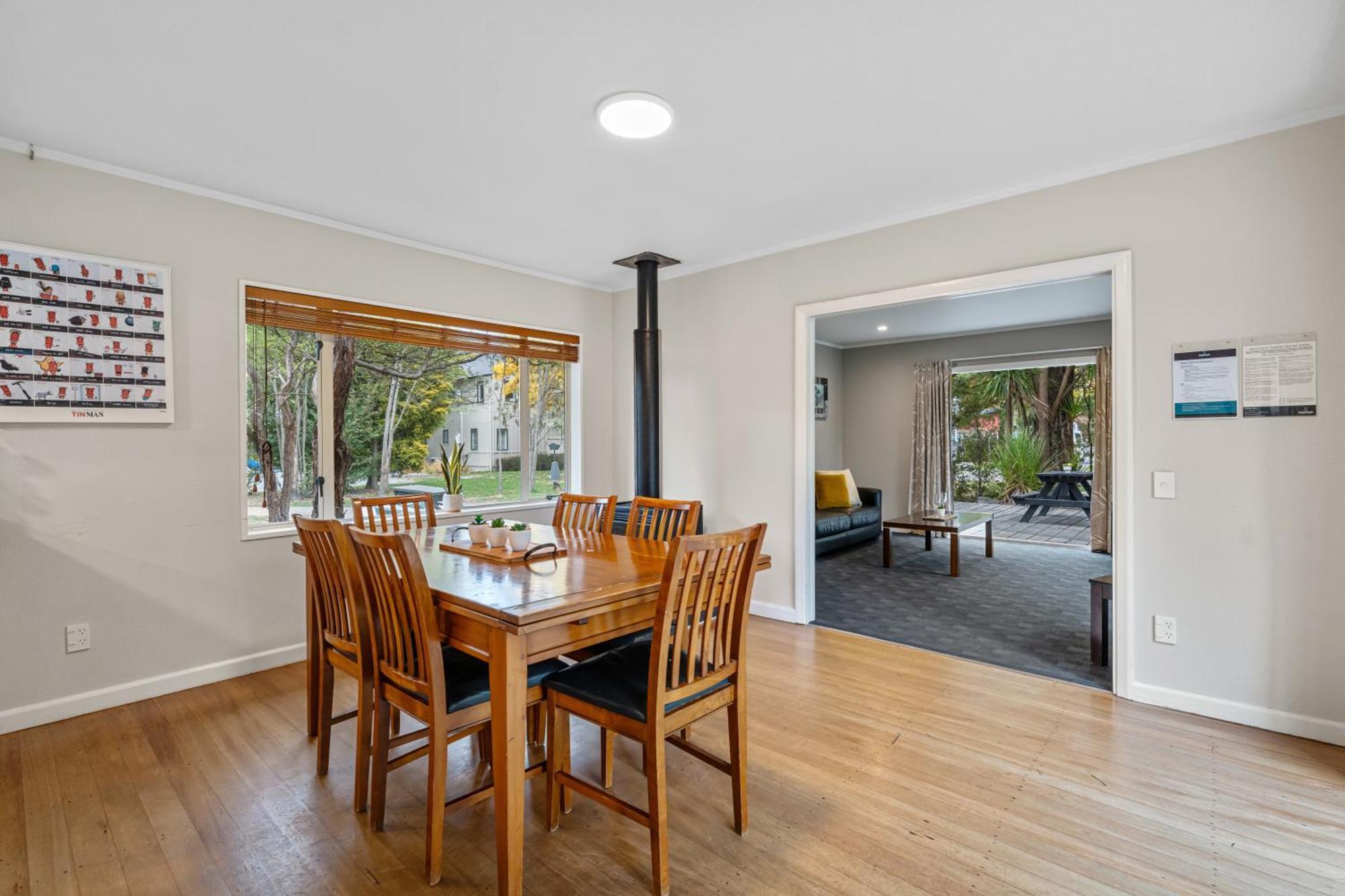 Tasman Holiday Parks - כרייסטצ'רץ' מראה חיצוני תמונה A dining room in a house in New Zealand