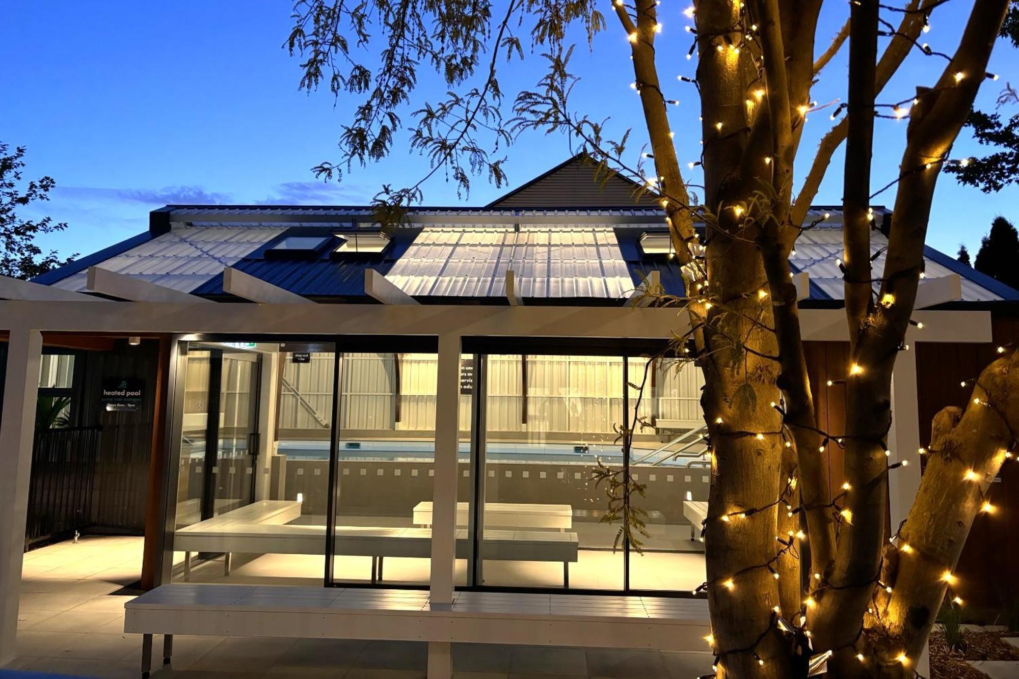 Tasman Holiday Parks - כרייסטצ'רץ' מראה חיצוני תמונה The new extension at night