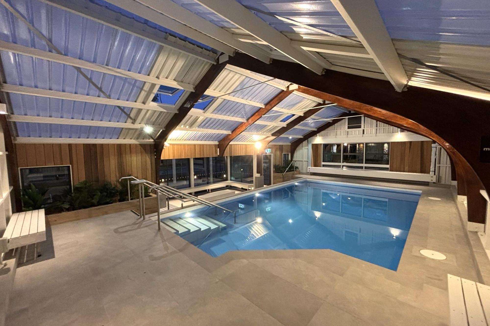 Tasman Holiday Parks - כרייסטצ'רץ' מראה חיצוני תמונה The swimming pool at the hotel